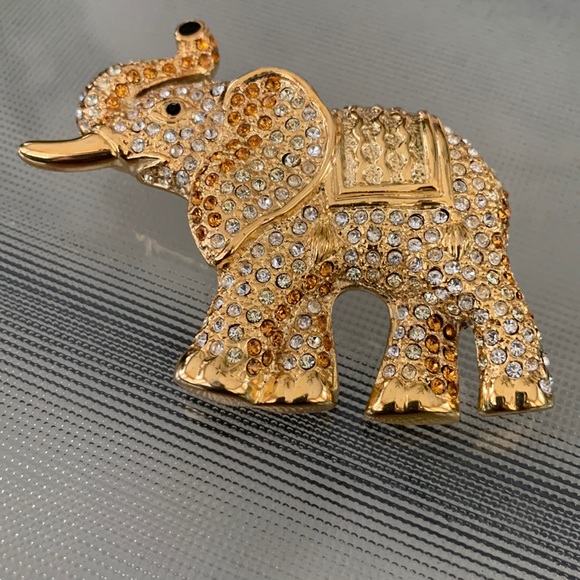 Intriguing Vintage Elephant Brooch - Picture 2 of 7